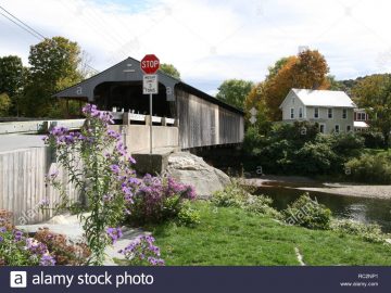 view-of-waitsfield-covered-bridge-aka-the-eddy-covered-bridge-crossing-the-mad-river-in-waitsfield-vermont-RC2NP1